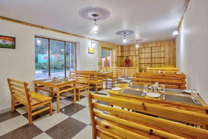 Ayushman Hotels Manāli Exteriör bild