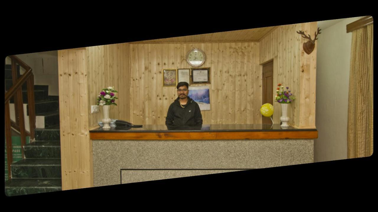 Ayushman Hotels Manāli Exteriör bild
